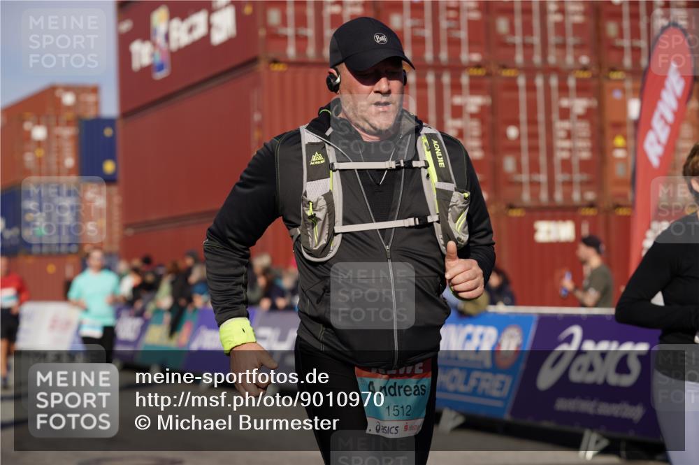 03.10.2025 - Köhlbrandbrückenlauf Michael Burmester http://msf.ph/oto/9010970 03.10.2025 10:11:52 Ziel 1038, 1417, 1465, 1501, 1512, 1952, 2077, 2730, 2921, 3394, 3711, 3838 meine-sportfotos.de