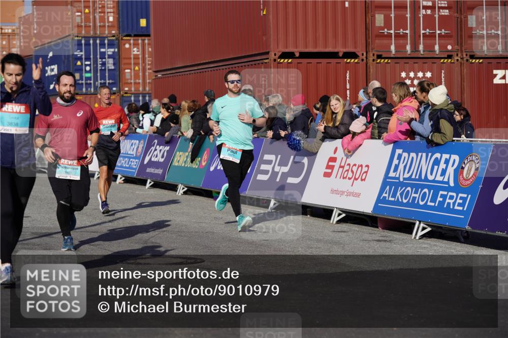 03.10.2025 - Köhlbrandbrückenlauf Michael Burmester http://msf.ph/oto/9010979 03.10.2025 10:11:53 Ziel 1038, 1417, 1465, 1501, 1512, 1915, 1952, 2077, 2921, 3394, 3711, 3838 meine-sportfotos.de