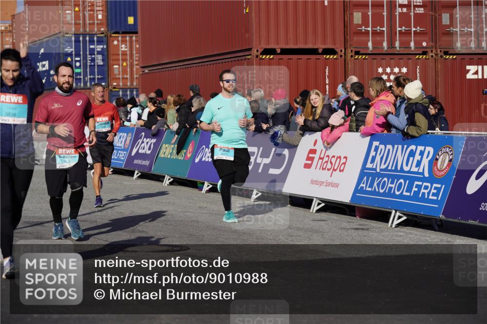 03.10.2025 - Köhlbrandbrückenlauf Michael Burmester http://msf.ph/oto/9010988 03.10.2025 10:11:53 Ziel 1038, 1417, 1465, 1501, 1512, 1915, 1952, 2077, 2921, 3394, 3711, 3838 meine-sportfotos.de