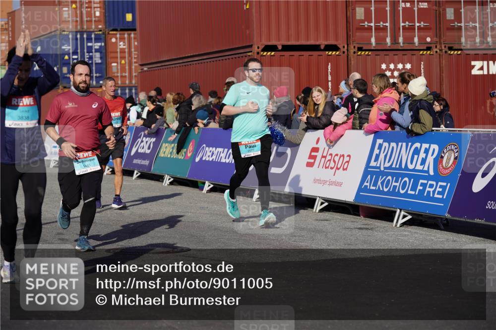 03.10.2025 - Köhlbrandbrückenlauf Michael Burmester http://msf.ph/oto/9011005 03.10.2025 10:11:53 Ziel 1038, 1417, 1465, 1501, 1512, 1915, 1952, 2077, 2921, 3394, 3711, 3838 meine-sportfotos.de