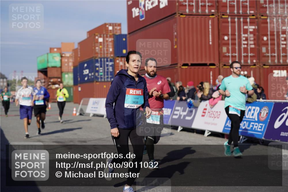 03.10.2025 - Köhlbrandbrückenlauf Michael Burmester http://msf.ph/oto/9011032 03.10.2025 10:11:54 Ziel 1038, 1417, 1465, 1501, 1512, 1915, 1952, 2077, 2921, 3711, 3838 meine-sportfotos.de