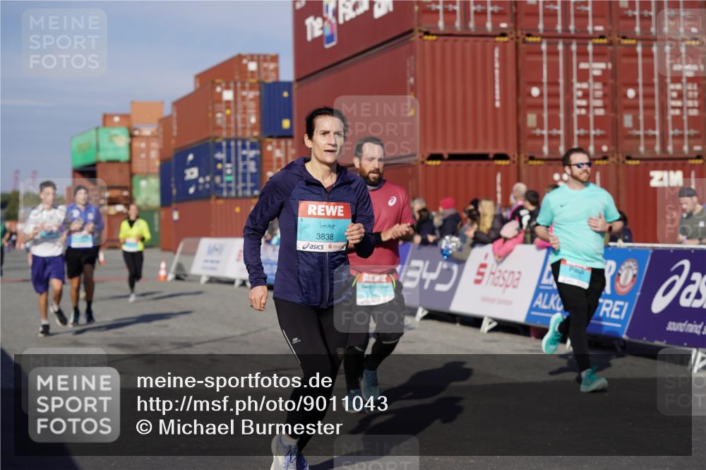 03.10.2025 - Köhlbrandbrückenlauf Michael Burmester http://msf.ph/oto/9011043 03.10.2025 10:11:55 Ziel 1038, 1417, 1458, 1465, 1501, 1512, 1534, 1915, 1952, 2077, 2921, 3711, 3838 meine-sportfotos.de