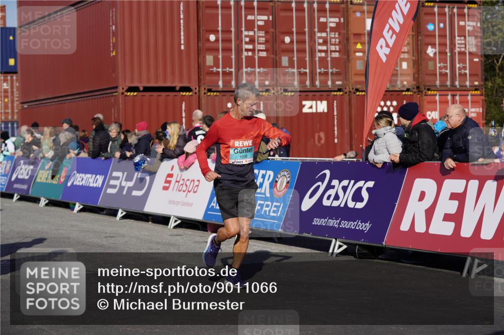 03.10.2025 - Köhlbrandbrückenlauf Michael Burmester http://msf.ph/oto/9011066 03.10.2025 10:11:56 Ziel 1038, 1417, 1458, 1465, 1534, 1915, 1952, 2077, 2921, 3838 meine-sportfotos.de