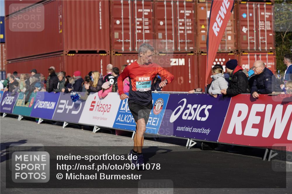 03.10.2025 - Köhlbrandbrückenlauf Michael Burmester http://msf.ph/oto/9011078 03.10.2025 10:11:56 Ziel 1038, 1417, 1458, 1465, 1534, 1915, 1952, 2077, 2921, 3838 meine-sportfotos.de