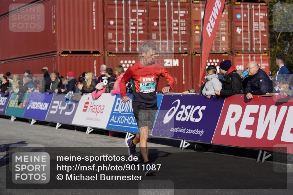 03.10.2025 - Köhlbrandbrückenlauf Michael Burmester http://msf.ph/oto/9011087 03.10.2025 10:11:56 Ziel 1038, 1417, 1458, 1465, 1534, 1915, 1952, 2077, 2921, 3838 meine-sportfotos.de