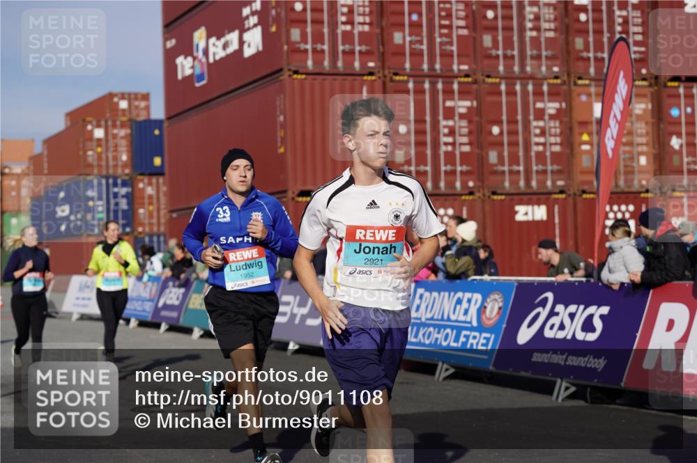 03.10.2025 - Köhlbrandbrückenlauf Michael Burmester http://msf.ph/oto/9011108 03.10.2025 10:11:57 Ziel 1038, 1417, 1458, 1465, 1534, 1915, 1952, 2077, 2921, 3838 meine-sportfotos.de