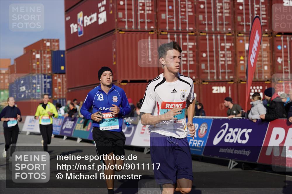 03.10.2025 - Köhlbrandbrückenlauf Michael Burmester http://msf.ph/oto/9011117 03.10.2025 10:11:57 Ziel 1038, 1417, 1458, 1465, 1534, 1915, 1952, 2077, 2921, 3838 meine-sportfotos.de