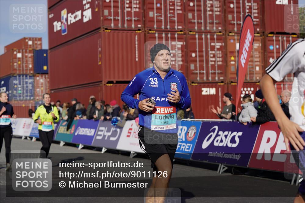 03.10.2025 - Köhlbrandbrückenlauf Michael Burmester http://msf.ph/oto/9011126 03.10.2025 10:11:58 Ziel 1038, 1417, 1458, 1465, 1534, 1915, 1952, 2077, 2921 meine-sportfotos.de