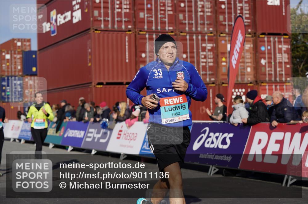 03.10.2025 - Köhlbrandbrückenlauf Michael Burmester http://msf.ph/oto/9011136 03.10.2025 10:11:58 Ziel 1038, 1417, 1458, 1465, 1534, 1915, 1952, 2077, 2921 meine-sportfotos.de