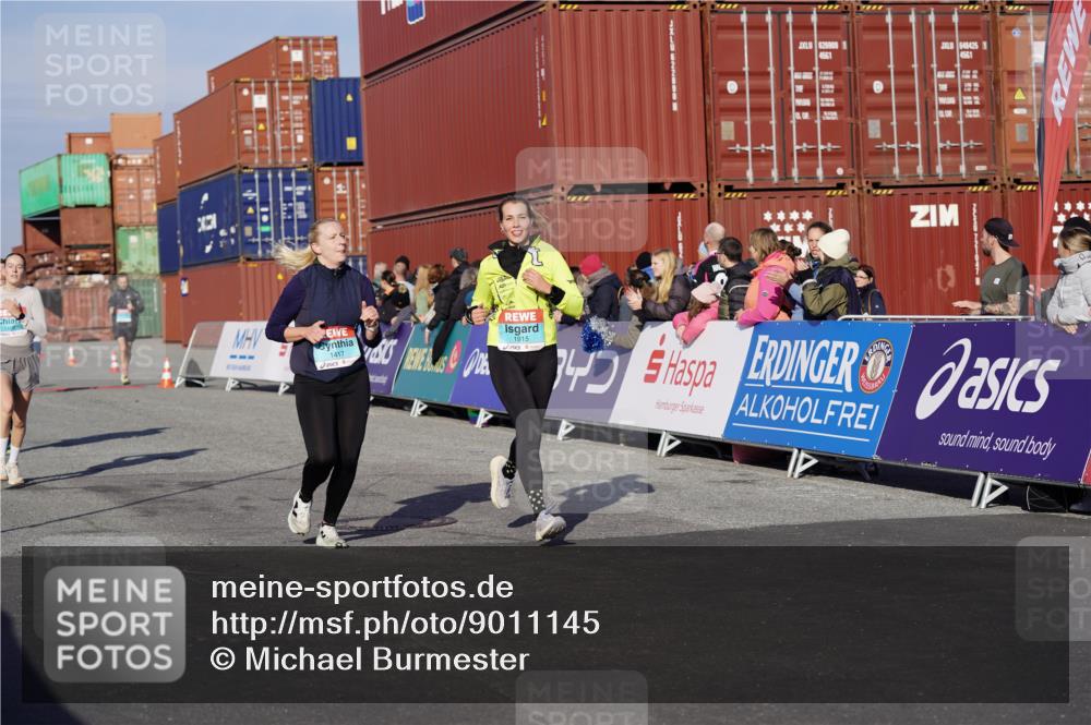 03.10.2025 - Köhlbrandbrückenlauf Michael Burmester http://msf.ph/oto/9011145 03.10.2025 10:11:59 Ziel 1038, 1417, 1458, 1465, 1534, 1915, 1952, 2077, 2921, 3457 meine-sportfotos.de