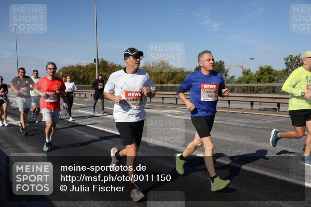 03.10.2025 - Köhlbrandbrückenlauf Julia Fischer http://msf.ph/oto/9011150 03.10.2025 12:58:22 Position 3 6303, 4354, 4353 meine-sportfotos.de