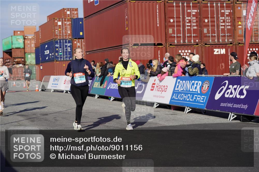 03.10.2025 - Köhlbrandbrückenlauf Michael Burmester http://msf.ph/oto/9011156 03.10.2025 10:11:59 Ziel 1038, 1417, 1458, 1465, 1534, 1915, 1952, 2077, 2921, 3457 meine-sportfotos.de