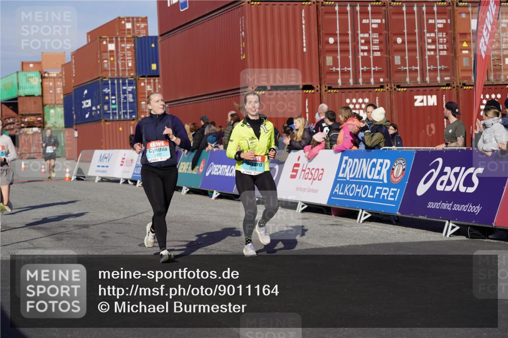 03.10.2025 - Köhlbrandbrückenlauf Michael Burmester http://msf.ph/oto/9011164 03.10.2025 10:11:59 Ziel 1038, 1417, 1458, 1465, 1534, 1915, 1952, 2077, 2921, 3457 meine-sportfotos.de