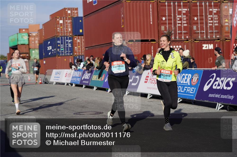 03.10.2025 - Köhlbrandbrückenlauf Michael Burmester http://msf.ph/oto/9011176 03.10.2025 10:12:00 Ziel 1038, 1417, 1458, 1465, 1534, 1640, 1829, 1915, 1952, 2077, 2921, 3457, 3768 meine-sportfotos.de