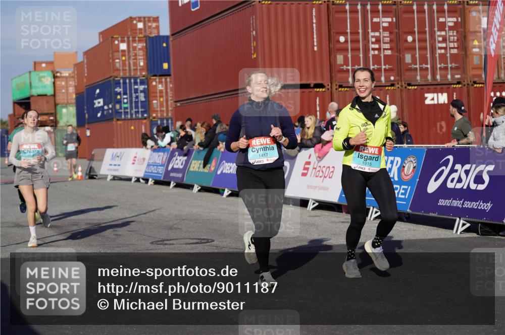 03.10.2025 - Köhlbrandbrückenlauf Michael Burmester http://msf.ph/oto/9011187 03.10.2025 10:12:00 Ziel 1038, 1417, 1458, 1465, 1534, 1640, 1829, 1915, 1952, 2077, 2921, 3457, 3768 meine-sportfotos.de