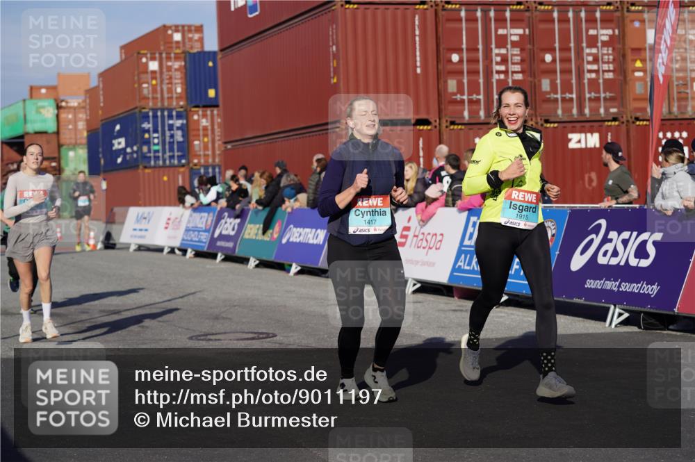 03.10.2025 - Köhlbrandbrückenlauf Michael Burmester http://msf.ph/oto/9011197 03.10.2025 10:12:00 Ziel 1038, 1417, 1458, 1465, 1534, 1640, 1829, 1915, 1952, 2077, 2921, 3457, 3768 meine-sportfotos.de