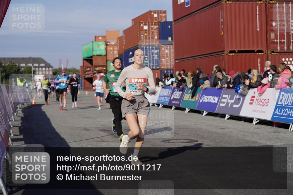 03.10.2025 - Köhlbrandbrückenlauf Michael Burmester http://msf.ph/oto/9011217 03.10.2025 10:12:01 Ziel 1038, 1417, 1458, 1534, 1640, 1829, 1915, 1952, 2077, 2921, 3457, 3768 meine-sportfotos.de