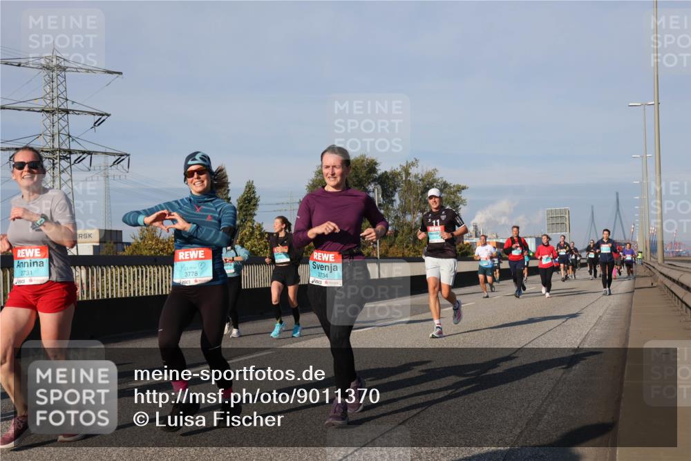 03.10.2025 - Köhlbrandbrückenlauf Luisa Fischer http://msf.ph/oto/9011370 03.10.2025 10:53:49 Position 3 2731, 3778, 2734 meine-sportfotos.de