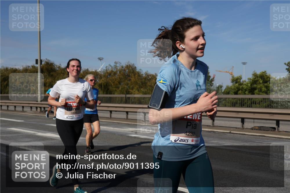 03.10.2025 - Köhlbrandbrückenlauf Julia Fischer http://msf.ph/oto/9011395 03.10.2025 12:59:21 Position 3 5908, 4232 meine-sportfotos.de