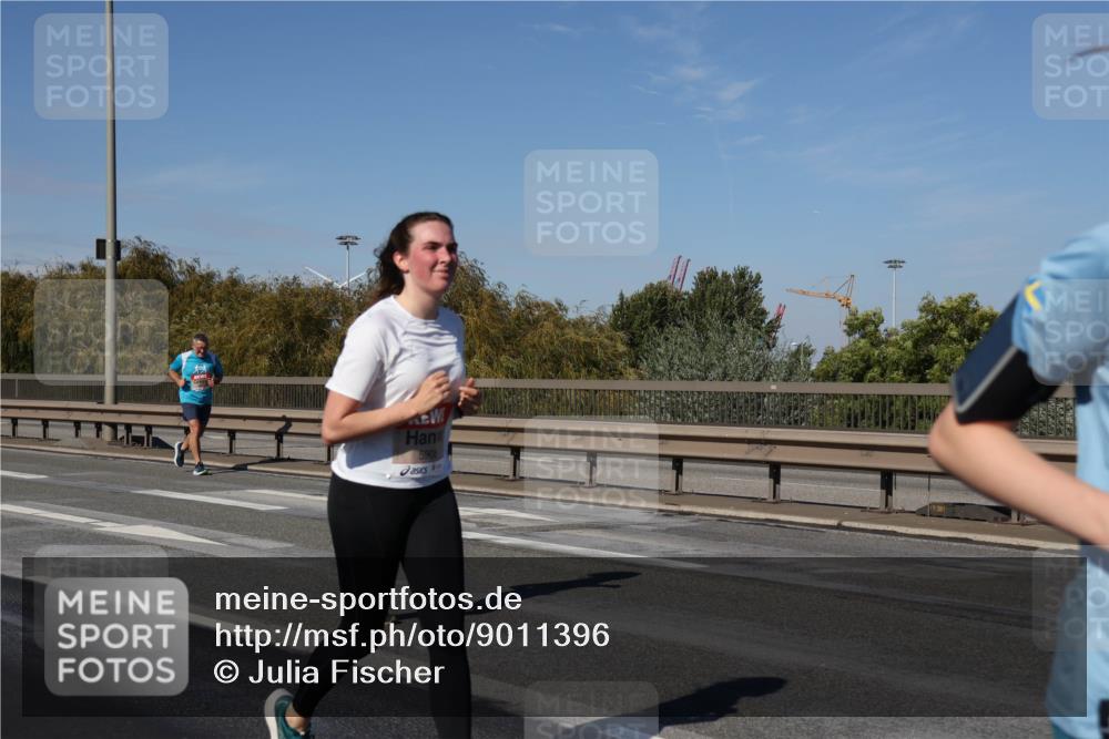 03.10.2025 - Köhlbrandbrückenlauf Julia Fischer http://msf.ph/oto/9011396 03.10.2025 12:59:21 Position 3 590 meine-sportfotos.de