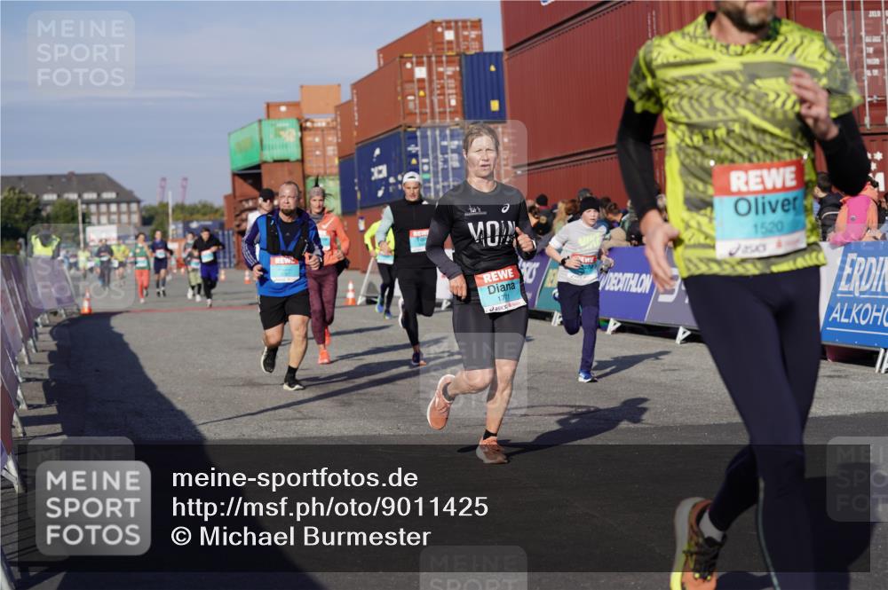 03.10.2025 - Köhlbrandbrückenlauf Michael Burmester http://msf.ph/oto/9011425 03.10.2025 10:12:11 Ziel 1347, 1444, 1520, 1640, 1771, 1829, 2790, 2841, 2883, 3435, 3457, 3767, 3768 meine-sportfotos.de