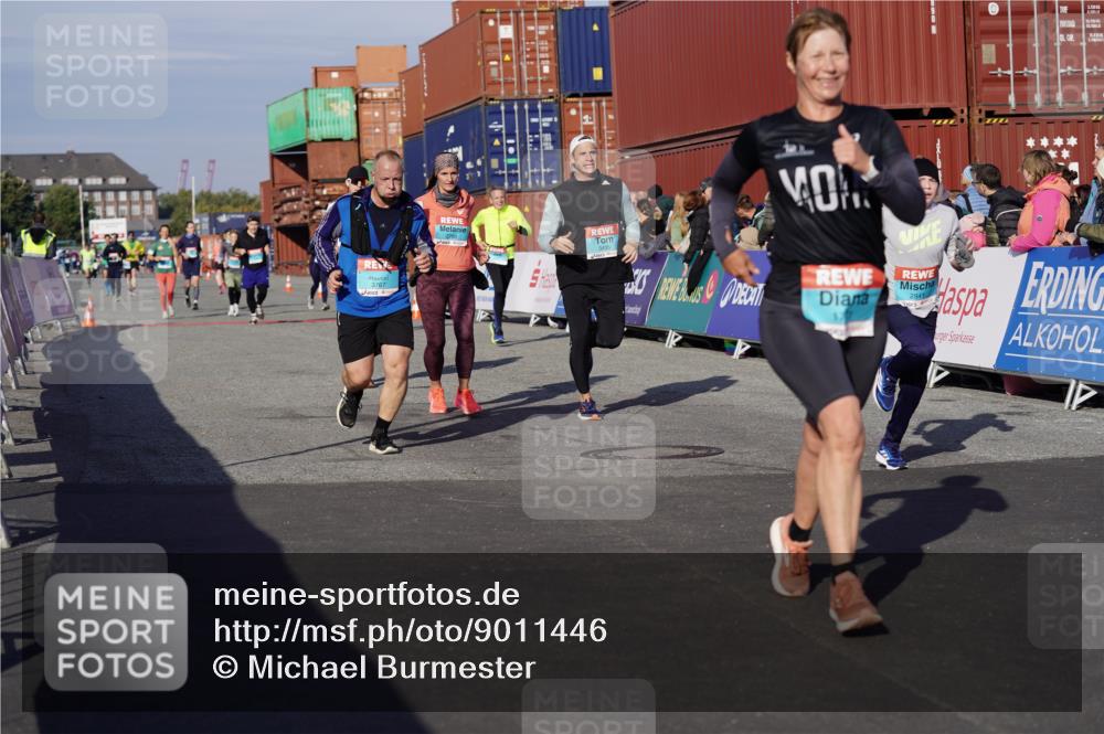 03.10.2025 - Köhlbrandbrückenlauf Michael Burmester http://msf.ph/oto/9011446 03.10.2025 10:12:12 Ziel 1347, 1444, 1520, 1640, 1771, 1829, 2790, 2841, 2883, 3435, 3767, 3768 meine-sportfotos.de