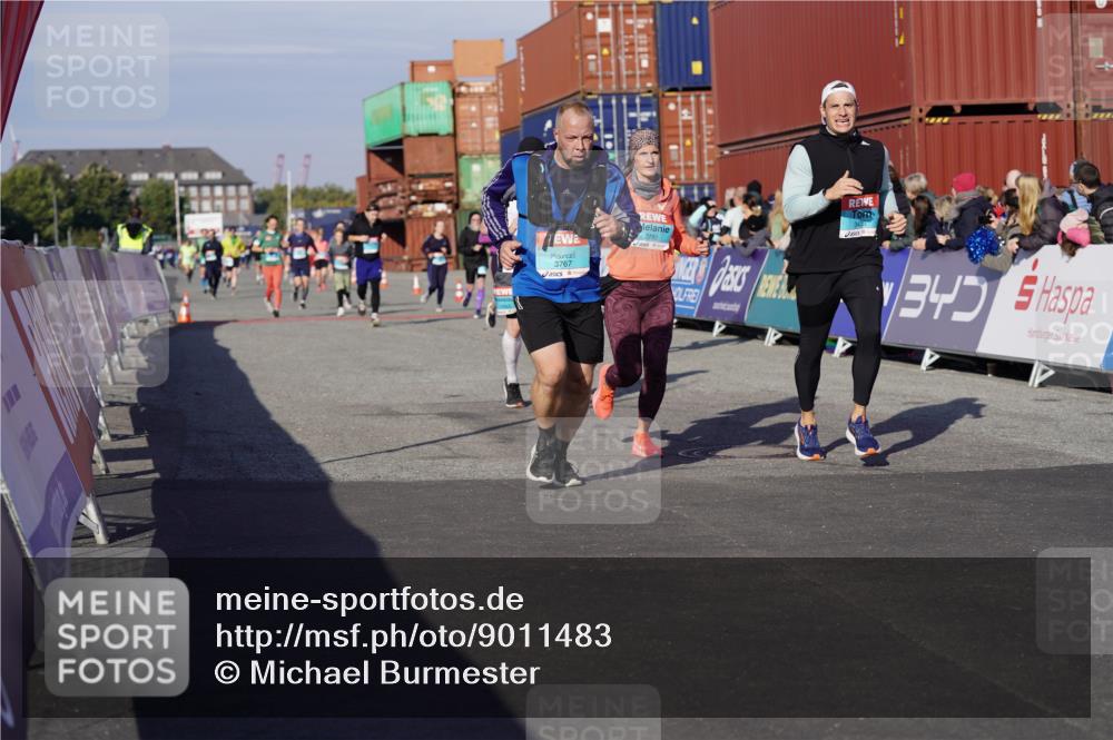 03.10.2025 - Köhlbrandbrückenlauf Michael Burmester http://msf.ph/oto/9011483 03.10.2025 10:12:12 Ziel 1347, 1444, 1520, 1640, 1771, 1829, 2790, 2841, 2883, 3435, 3767, 3768 meine-sportfotos.de