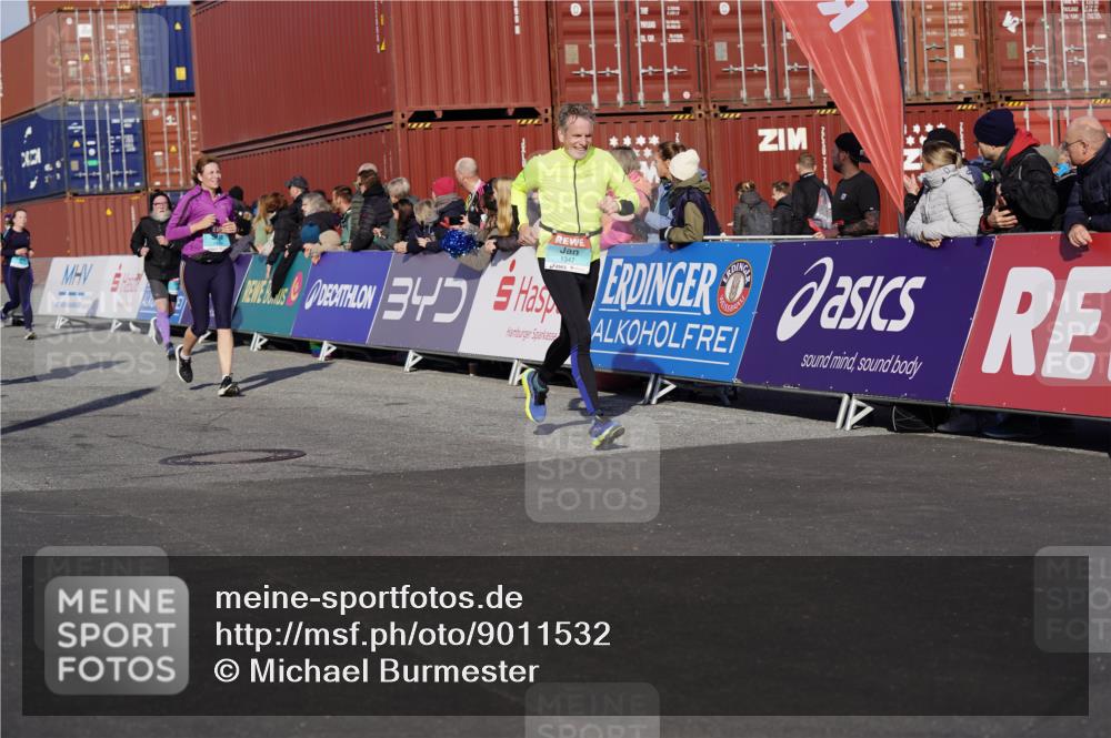 03.10.2025 - Köhlbrandbrückenlauf Michael Burmester http://msf.ph/oto/9011532 03.10.2025 10:12:16 Ziel 1347, 1438, 1439, 1444, 1654, 1681, 1771, 2790, 2841, 2883, 3065, 3435, 3707, 3709, 3767 meine-sportfotos.de