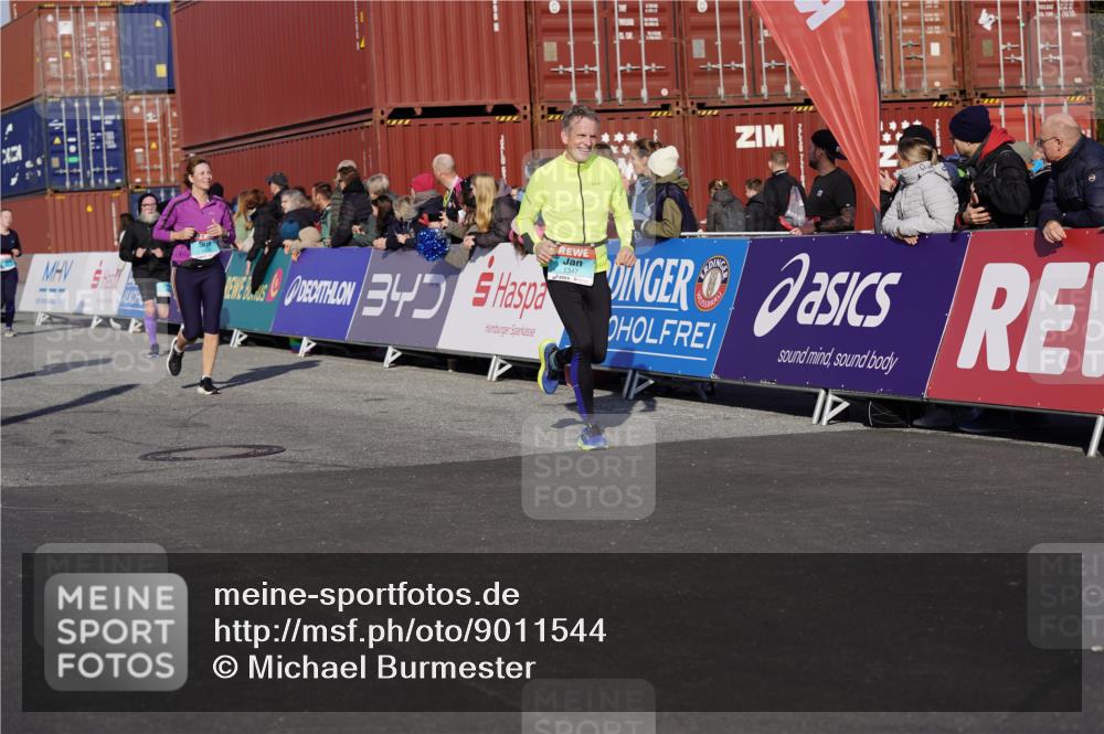 03.10.2025 - Köhlbrandbrückenlauf Michael Burmester http://msf.ph/oto/9011544 03.10.2025 10:12:16 Ziel 1347, 1438, 1439, 1444, 1654, 1681, 1771, 2790, 2841, 2883, 3065, 3435, 3707, 3709, 3767 meine-sportfotos.de
