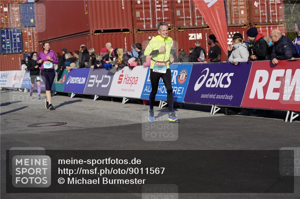 03.10.2025 - Köhlbrandbrückenlauf Michael Burmester http://msf.ph/oto/9011567 03.10.2025 10:12:16 Ziel 1347, 1438, 1439, 1444, 1654, 1681, 1771, 2790, 2841, 2883, 3065, 3435, 3707, 3709, 3767 meine-sportfotos.de