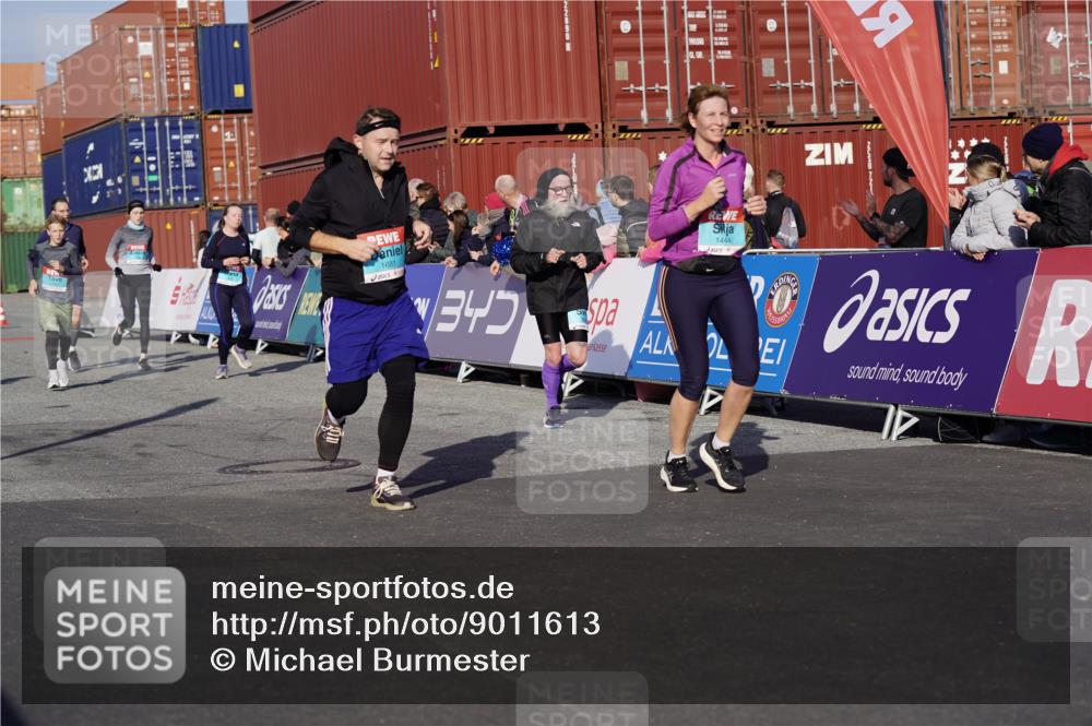 03.10.2025 - Köhlbrandbrückenlauf Michael Burmester http://msf.ph/oto/9011613 03.10.2025 10:12:19 Ziel 1347, 1438, 1439, 1444, 1654, 1681, 2790, 2841, 2883, 3065, 3435, 3707, 3709 meine-sportfotos.de