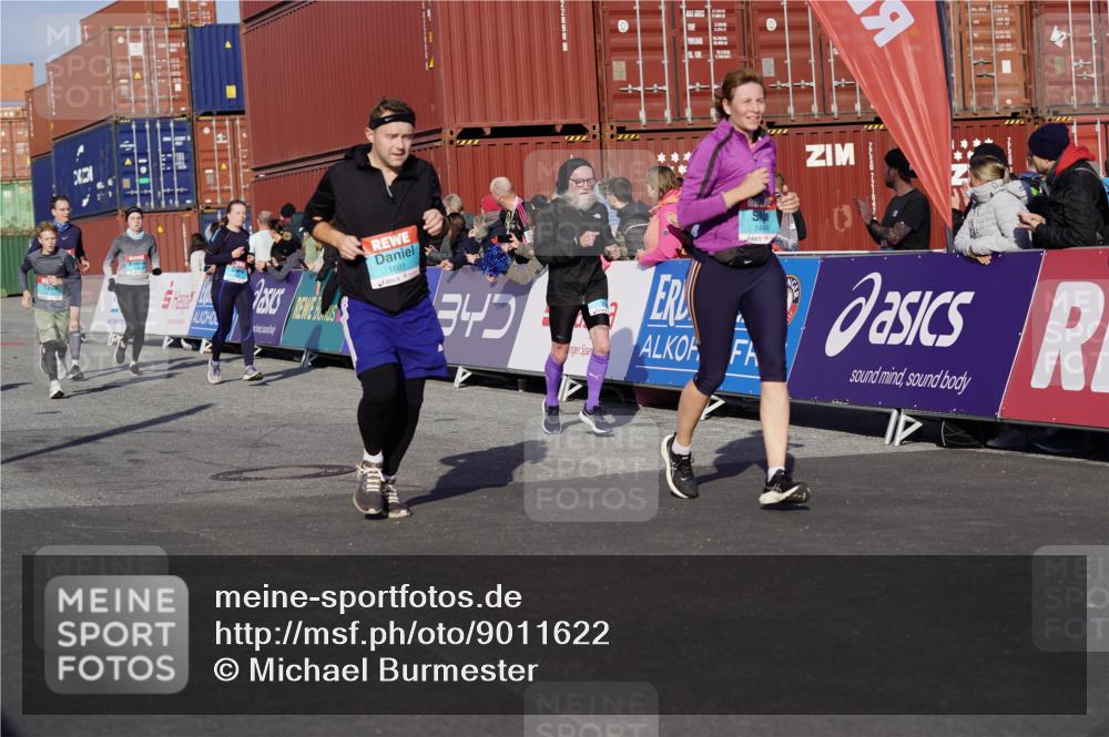 03.10.2025 - Köhlbrandbrückenlauf Michael Burmester http://msf.ph/oto/9011622 03.10.2025 10:12:19 Ziel 1347, 1438, 1439, 1444, 1654, 1681, 2790, 2841, 2883, 3065, 3435, 3707, 3709 meine-sportfotos.de
