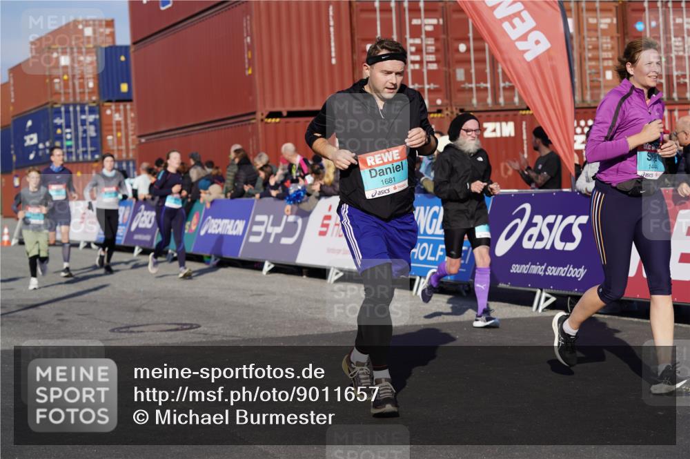 03.10.2025 - Köhlbrandbrückenlauf Michael Burmester http://msf.ph/oto/9011657 03.10.2025 10:12:19 Ziel 1347, 1438, 1439, 1444, 1654, 1681, 2790, 2841, 2883, 3065, 3435, 3707, 3709 meine-sportfotos.de
