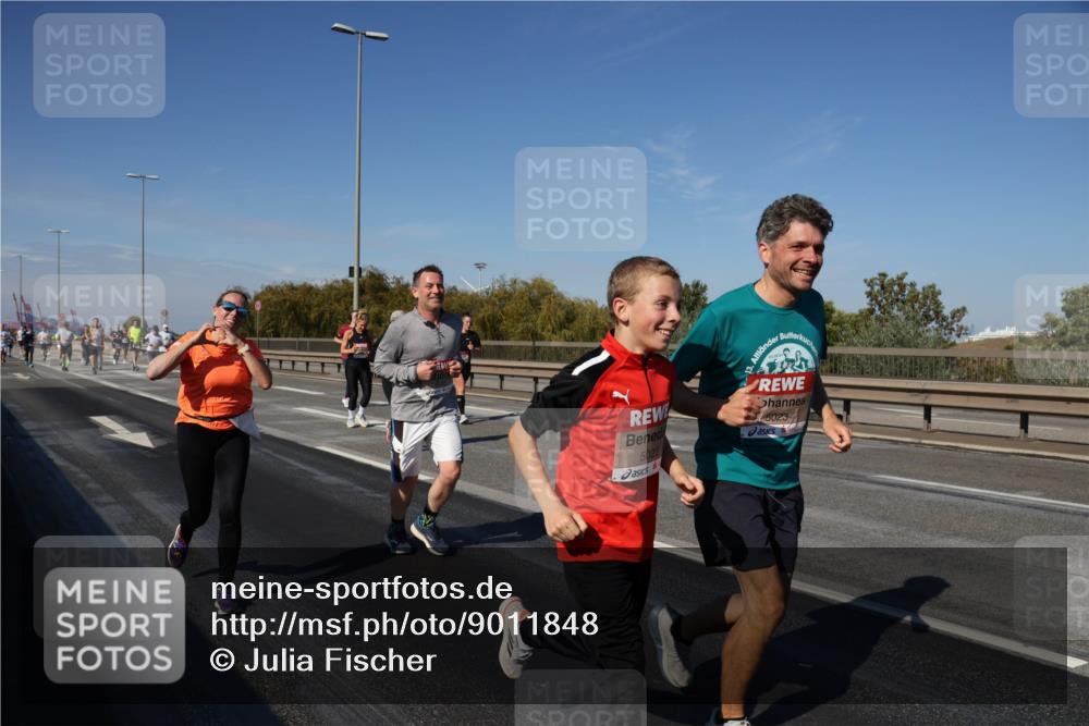 03.10.2025 - Köhlbrandbrückenlauf Julia Fischer http://msf.ph/oto/9011848 03.10.2025 13:00:56 Position 3 5022, 13, 5023 meine-sportfotos.de