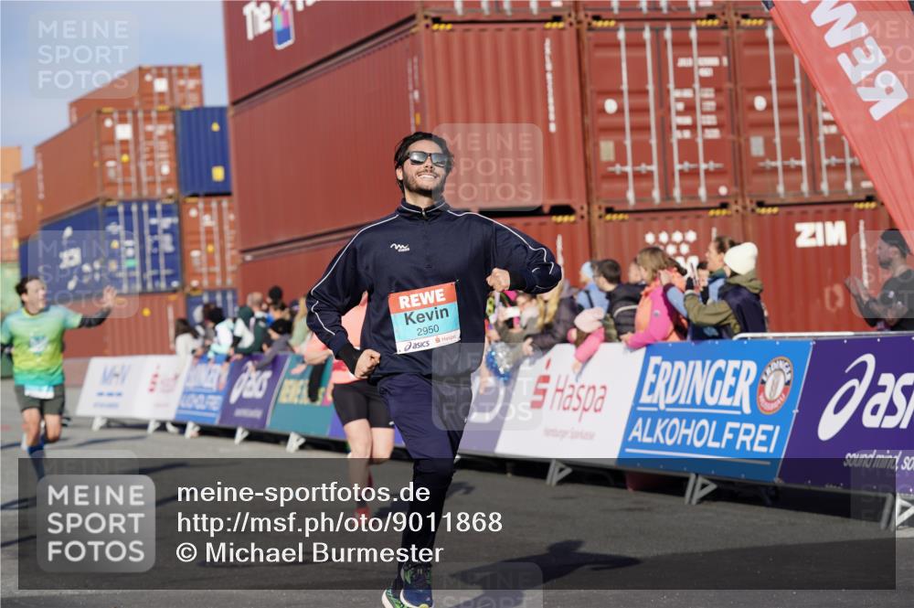 03.10.2025 - Köhlbrandbrückenlauf Michael Burmester http://msf.ph/oto/9011868 03.10.2025 10:12:27 Ziel 1362, 1438, 1439, 1487, 1654, 1662, 2950, 3210, 3315, 3707, 3781 meine-sportfotos.de