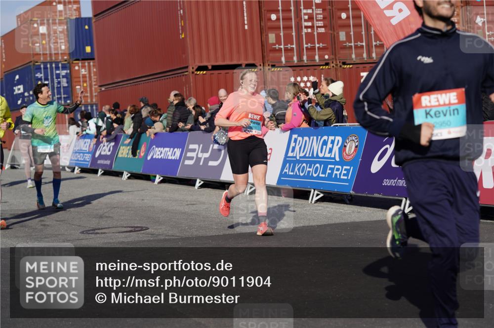 03.10.2025 - Köhlbrandbrückenlauf Michael Burmester http://msf.ph/oto/9011904 03.10.2025 10:12:28 Ziel 1362, 1438, 1439, 1487, 1662, 2950, 3210, 3315, 3781 meine-sportfotos.de