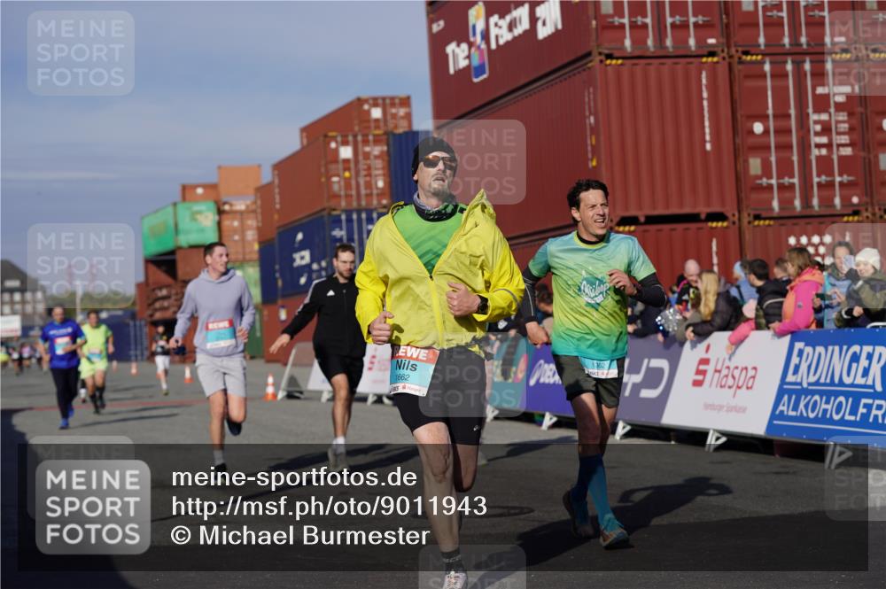 03.10.2025 - Köhlbrandbrückenlauf Michael Burmester http://msf.ph/oto/9011943 03.10.2025 10:12:30 Ziel 1259, 1362, 1487, 1662, 1865, 2950, 3210, 3315, 3781 meine-sportfotos.de