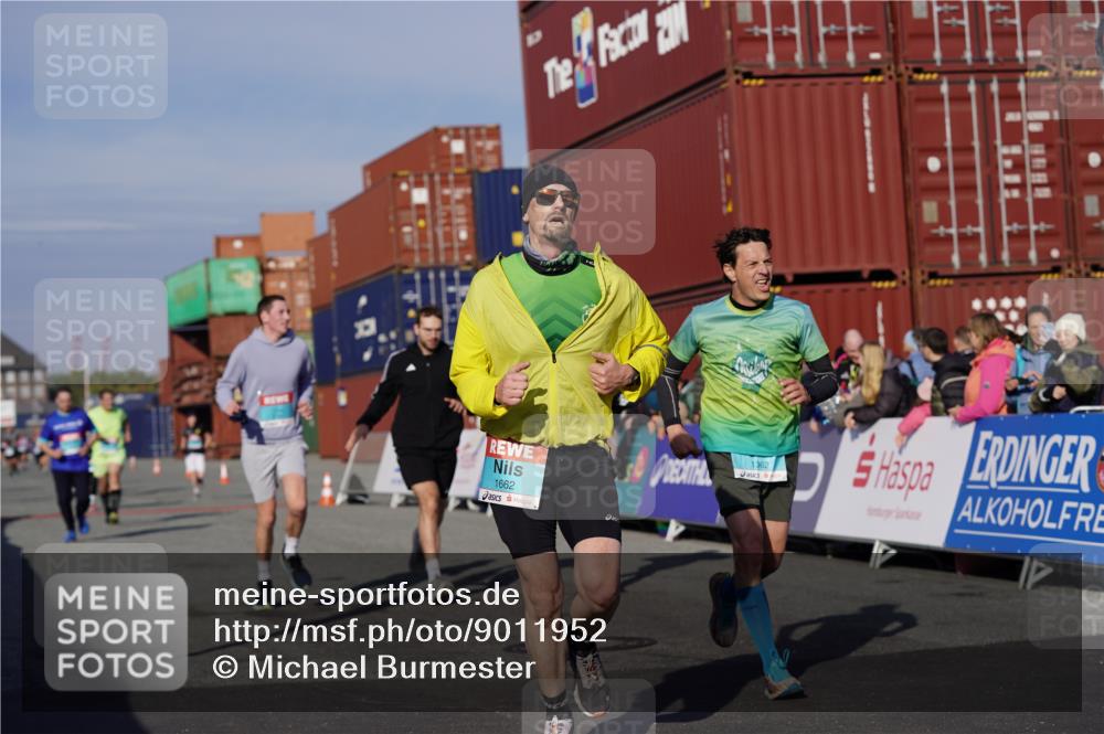 03.10.2025 - Köhlbrandbrückenlauf Michael Burmester http://msf.ph/oto/9011952 03.10.2025 10:12:30 Ziel 1259, 1362, 1487, 1662, 1865, 2950, 3210, 3315, 3781 meine-sportfotos.de