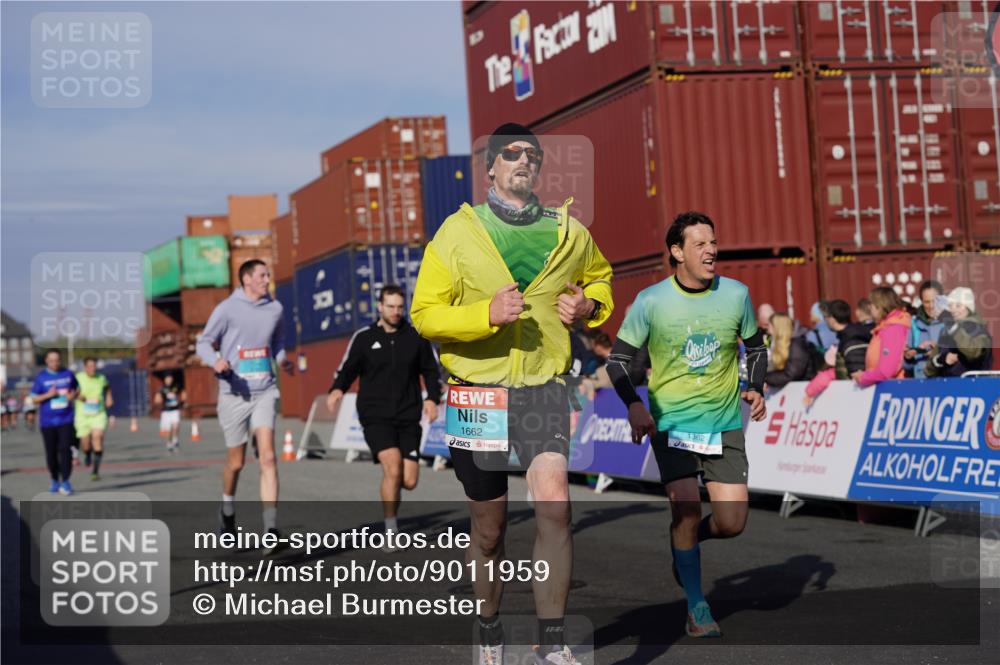 03.10.2025 - Köhlbrandbrückenlauf Michael Burmester http://msf.ph/oto/9011959 03.10.2025 10:12:30 Ziel 1259, 1362, 1487, 1662, 1865, 2950, 3210, 3315, 3781 meine-sportfotos.de