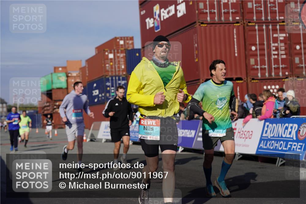 03.10.2025 - Köhlbrandbrückenlauf Michael Burmester http://msf.ph/oto/9011967 03.10.2025 10:12:30 Ziel 1259, 1362, 1487, 1662, 1865, 2950, 3210, 3315, 3781 meine-sportfotos.de