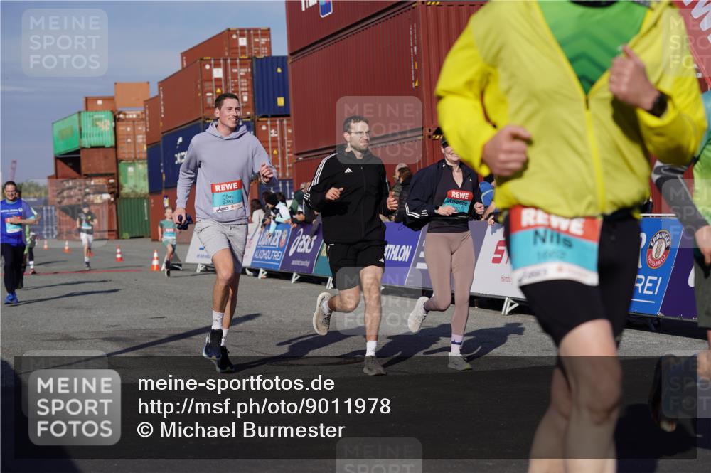 03.10.2025 - Köhlbrandbrückenlauf Michael Burmester http://msf.ph/oto/9011978 03.10.2025 10:12:31 Ziel 1259, 1362, 1487, 1662, 1865, 2950, 3210, 3315, 3781 meine-sportfotos.de