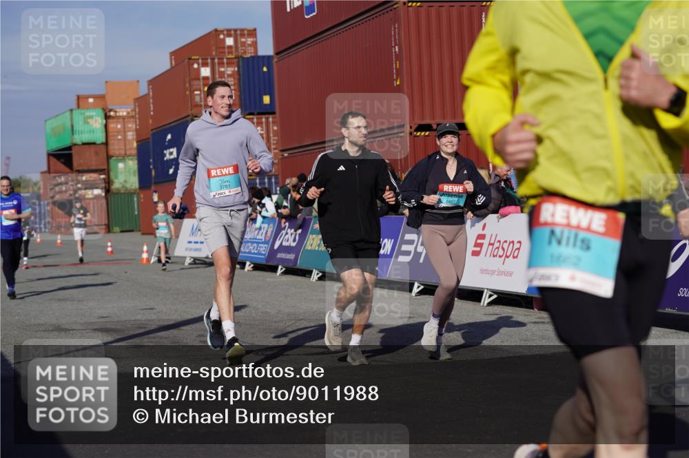 03.10.2025 - Köhlbrandbrückenlauf Michael Burmester http://msf.ph/oto/9011988 03.10.2025 10:12:32 Ziel 1259, 1362, 1487, 1662, 1806, 1865, 2950, 3210, 3315, 3781 meine-sportfotos.de