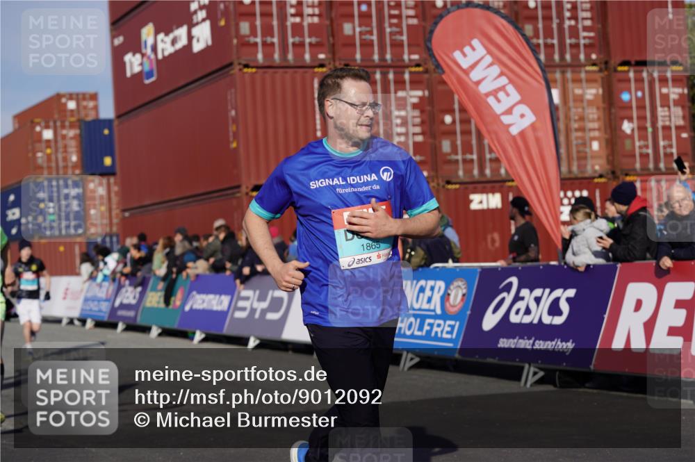 03.10.2025 - Köhlbrandbrückenlauf Michael Burmester http://msf.ph/oto/9012092 03.10.2025 10:12:37 Ziel 1259, 1387, 1392, 1487, 1491, 1806, 1865, 1877, 1909, 2098, 3315, 3643, 3781 meine-sportfotos.de