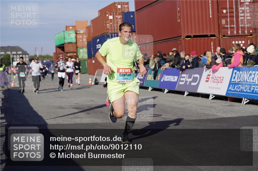 03.10.2025 - Köhlbrandbrückenlauf Michael Burmester http://msf.ph/oto/9012110 03.10.2025 10:12:38 Ziel 1259, 1387, 1392, 1487, 1491, 1806, 1865, 1877, 1909, 1933, 2098, 3315, 3643, 3781 meine-sportfotos.de