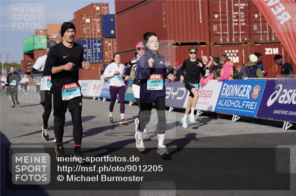 03.10.2025 - Köhlbrandbrückenlauf Michael Burmester http://msf.ph/oto/9012205 03.10.2025 10:12:42 Ziel 1259, 1387, 1392, 1491, 1535, 1806, 1877, 1909, 1933, 2098, 3643 meine-sportfotos.de