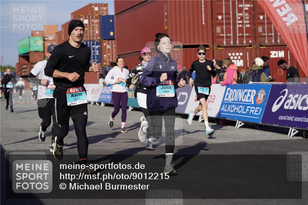 03.10.2025 - Köhlbrandbrückenlauf Michael Burmester http://msf.ph/oto/9012215 03.10.2025 10:12:42 Ziel 1259, 1387, 1392, 1491, 1535, 1806, 1877, 1909, 1933, 2098, 3643 meine-sportfotos.de