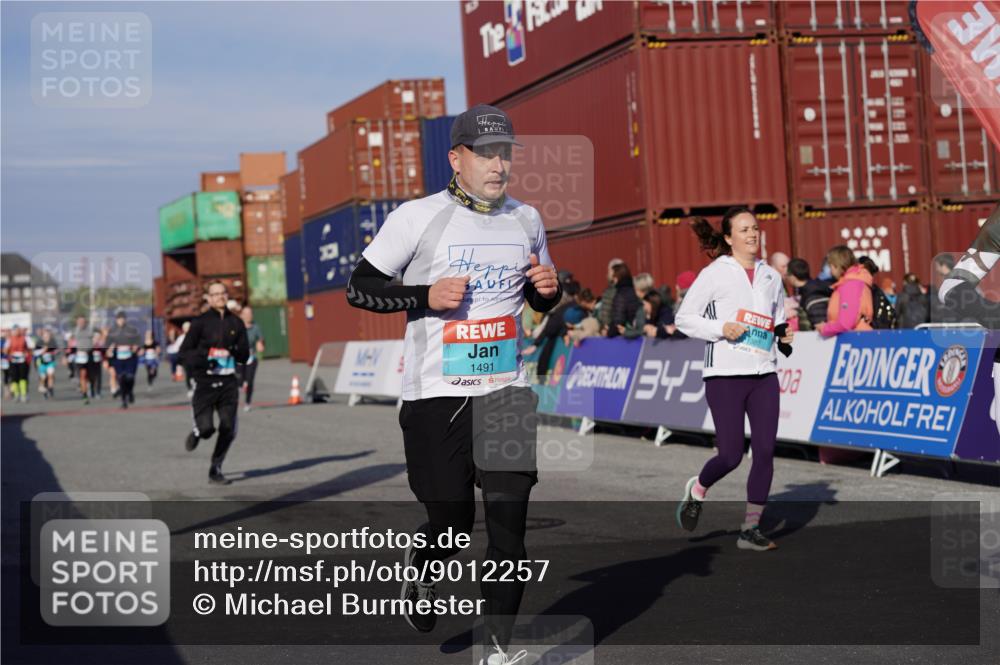 03.10.2025 - Köhlbrandbrückenlauf Michael Burmester http://msf.ph/oto/9012257 03.10.2025 10:12:44 Ziel 1387, 1392, 1491, 1535, 1806, 1877, 1909, 1933, 2098, 2799, 3643 meine-sportfotos.de