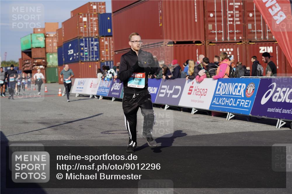 03.10.2025 - Köhlbrandbrückenlauf Michael Burmester http://msf.ph/oto/9012296 03.10.2025 10:12:46 Ziel 1387, 1392, 1491, 1535, 1877, 1909, 1933, 2799, 3643, 3680 meine-sportfotos.de
