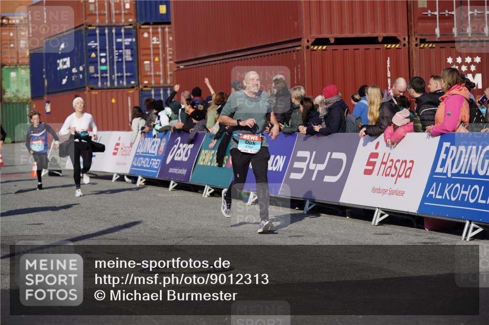03.10.2025 - Köhlbrandbrückenlauf Michael Burmester http://msf.ph/oto/9012313 03.10.2025 10:12:49 Ziel 1015, 1387, 1469, 1535, 1632, 1909, 1933, 2799, 3075, 3381, 3648, 3680, 3723 meine-sportfotos.de