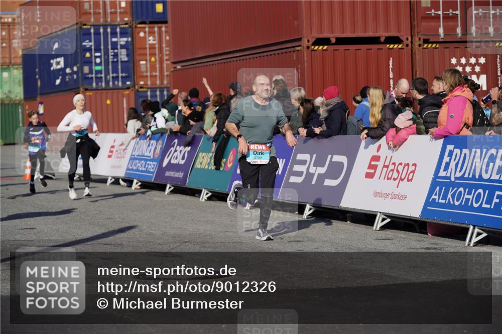 03.10.2025 - Köhlbrandbrückenlauf Michael Burmester http://msf.ph/oto/9012326 03.10.2025 10:12:49 Ziel 1015, 1387, 1469, 1535, 1632, 1909, 1933, 2799, 3075, 3381, 3648, 3680, 3723 meine-sportfotos.de